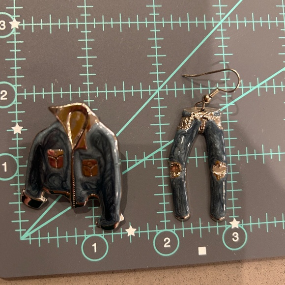 Canadian Tuxedo - Denim / Western / 90's / Jean Jacket - Enamel Earrings - Picture 3 of 4